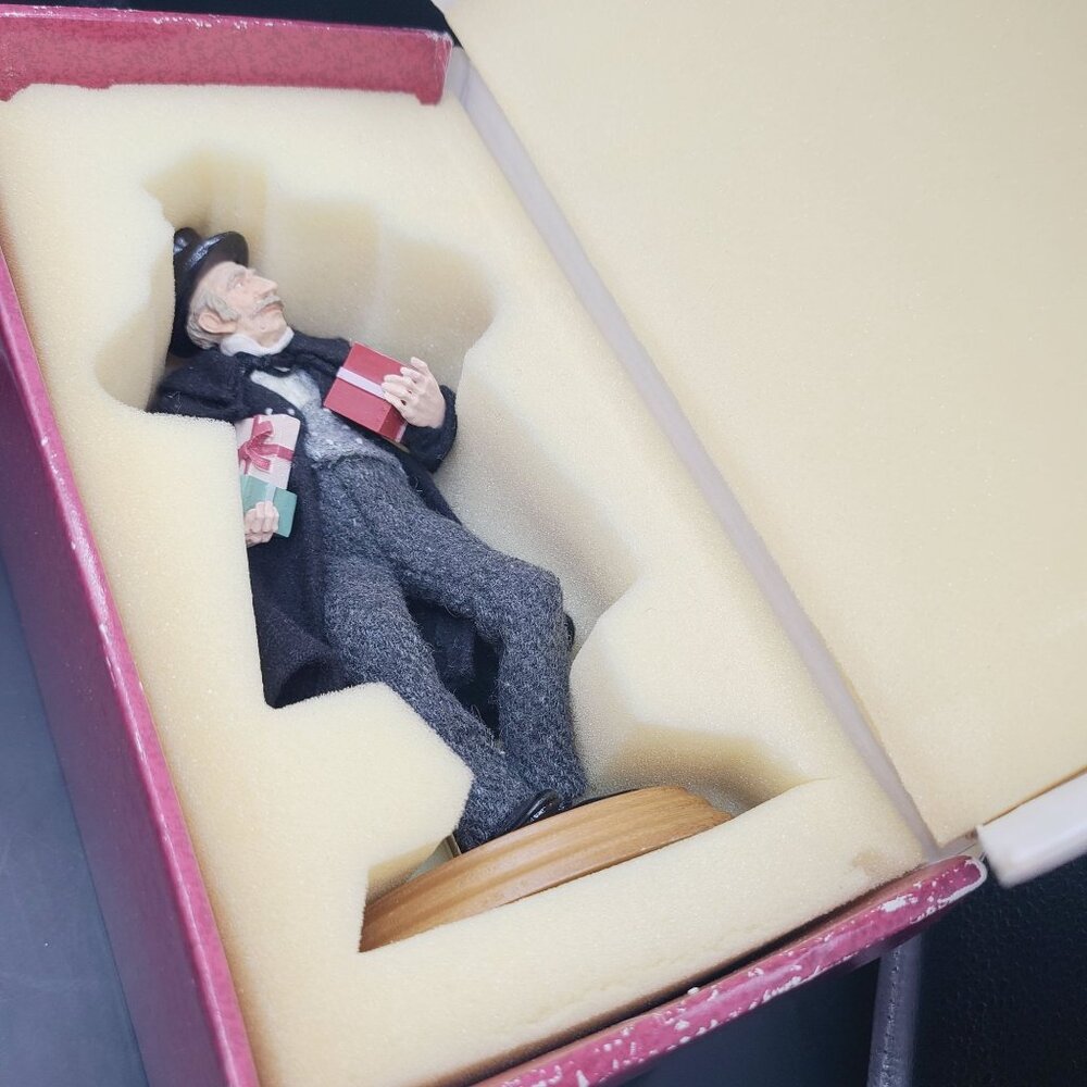 Hallmark Ebenezer Scrooge Limited Edition Figurine By Donna Lee In Original Box - Picture 9 of 13